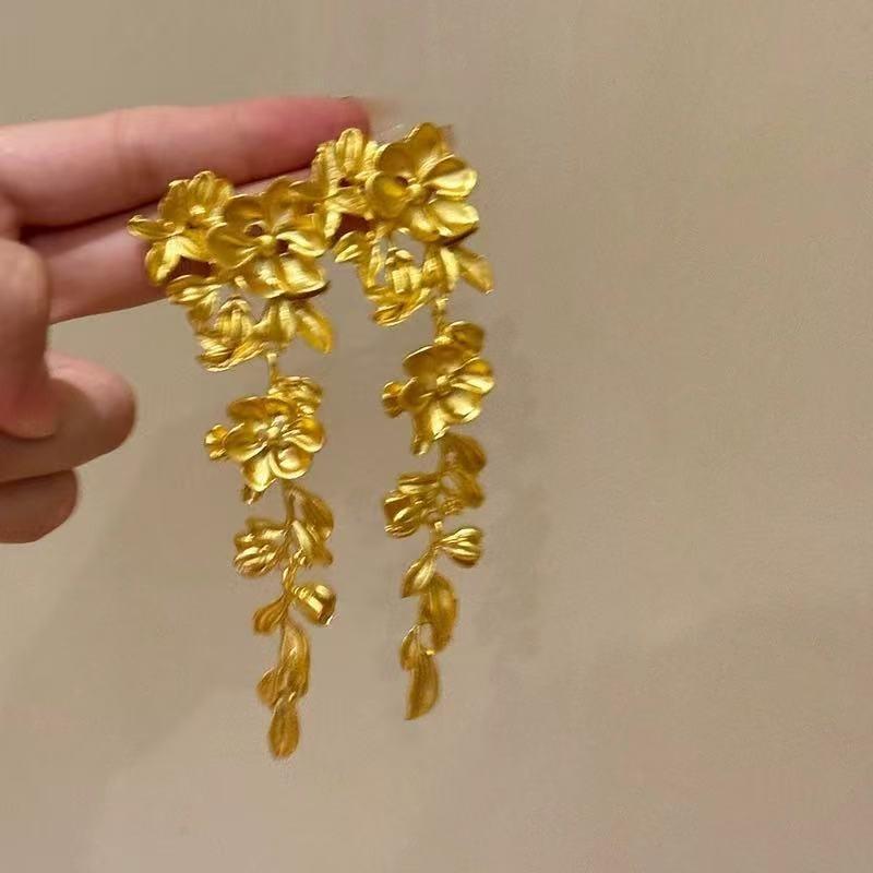 Ultra-sparkling zircon long tassel earrings, fashionable light luxury high-end earrings, niche temperament, versatile earrings wholesale for women