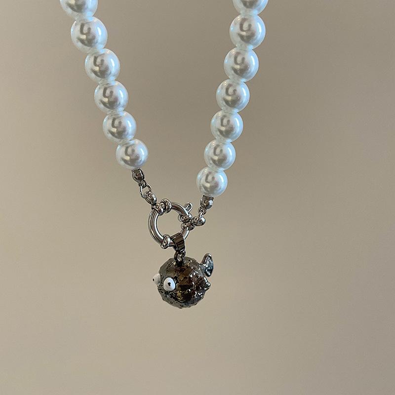 

Милый забавный мультяшный маленький кулон в виде рыбы-собаки с жемчугом, женская индивидуальная мода, изысканная элегантная универсальная цепочка на шею, цепочка на свитер