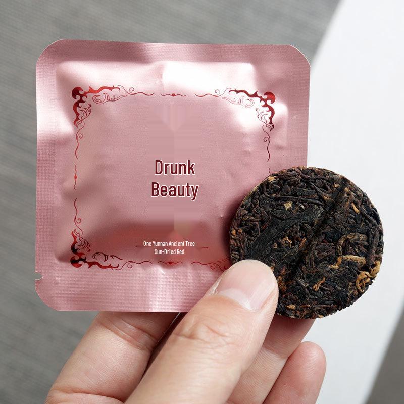Фэнцин Дяньхун Юньнаньский Розовый Черный Чай с Листьями Древних Деревьев