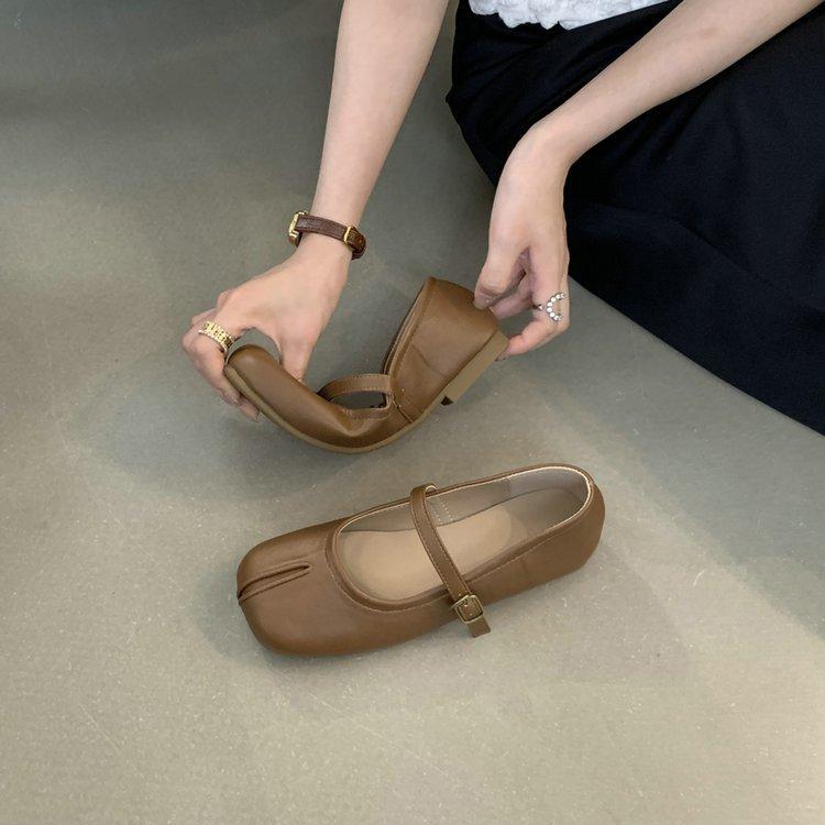 Flat-bottomed gentle evening shoes French cream yellow pig's trotters single shoes women's spring and autumn soft-soled split-toed Mary Jane grandma l