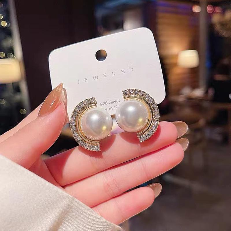Korean Elegant Pearl Stud Earrings for Women: Versatile, High-Class Style Jewelry
