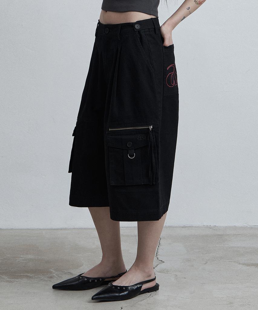 Aejeuyua Pintuck Stitch Bermuda Pants Black