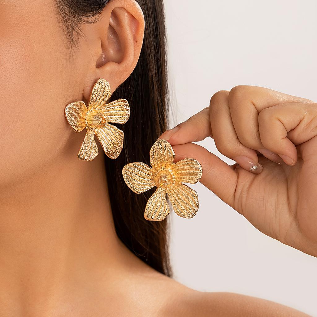 Minimalist Hollow Floral Asymmetrical Design Earrings For Women, Suitable For Daily, Vacation, Date, Couple Gift