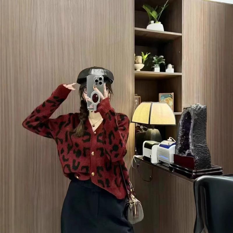 

Spring and autumn fashion trend leopard print V-neck long-sleeved jacket women s niche temperament contrasting color V-neck knitted cardigan Average size 54-72 червоний