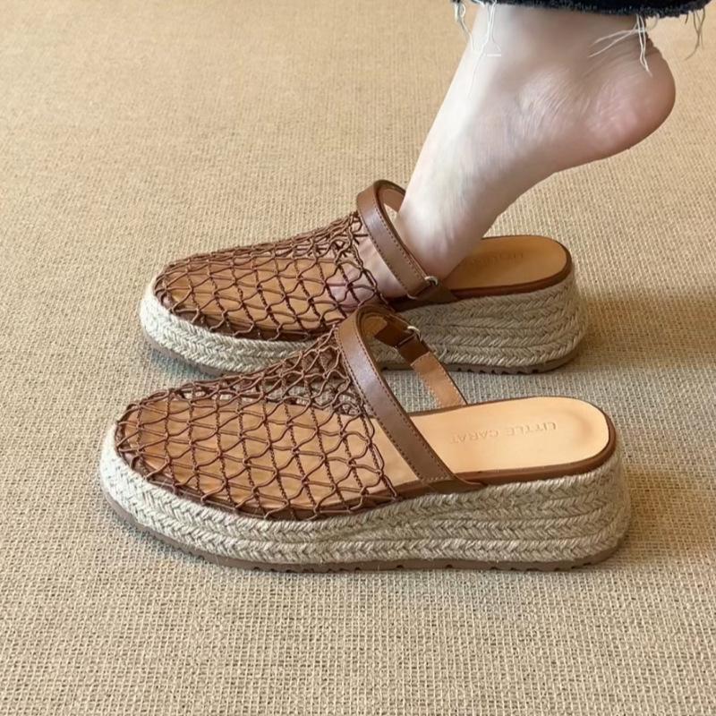 

2025 лето новая соломенная сетчатая сумка сандалии на голову повседневная мода верхняя одежда танкетка толстая подошва праздничные крутые шлепанцы женщины 37 коричневый