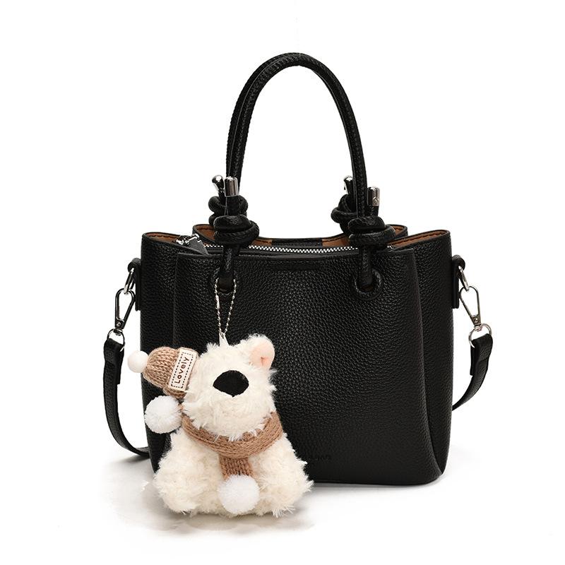 Retro large-capacity high-quality textured handbag, new autumn and winter shoulder messenger bag, versatile bucket bag.