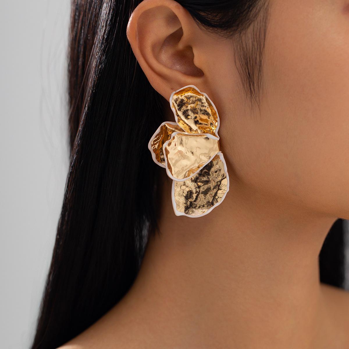 

Преувеличенная индивидуальность Металлические серьги с листьями Неправильные складки Текстурные серьги с листьями Модные женские серьги для вечеринок и поездок на работу