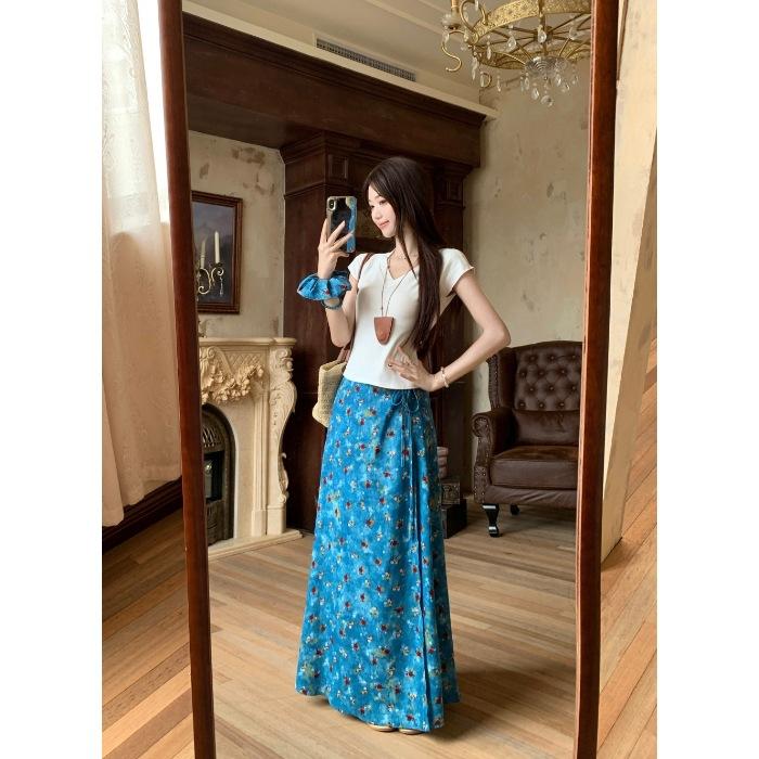 Fashion suit White V-neck short-sleeved T-shirt Women's summer new high-waisted and thin floral skirt two-piece set