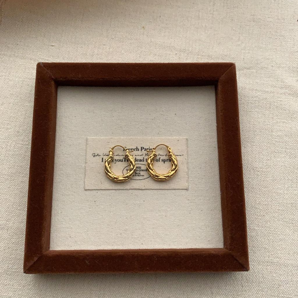 Light Luxury Red Velvet Stud Earrings Autumn And Winter Personalized Stud Earrings Temperament Advanced Warmth Elegant Retro Earrings