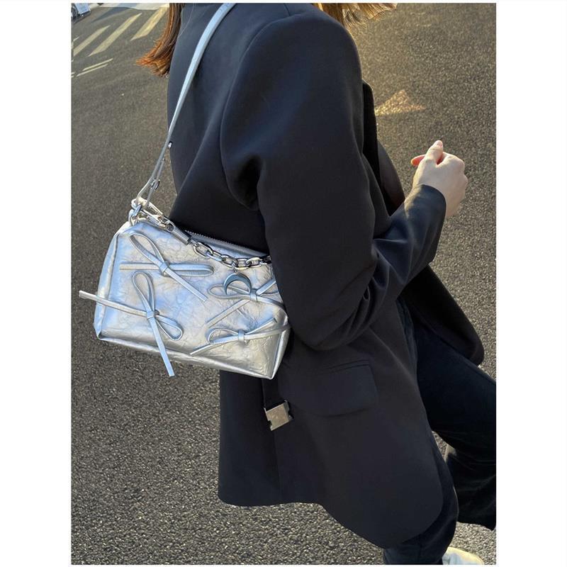 

2025 новая нишевая оригинальная сумка серебряный бант сумка через плечо маленькая квадратная сумка цепочка сумка под мышкой женская премиум серебряный