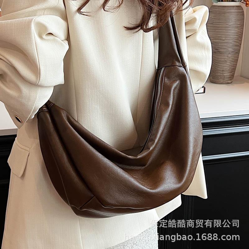 Fashion and Lazy Leisure Temperament 2025 Autumn and Winter Women's New Ins Texture Simple Shoulder Crossbody Dumpling Bag