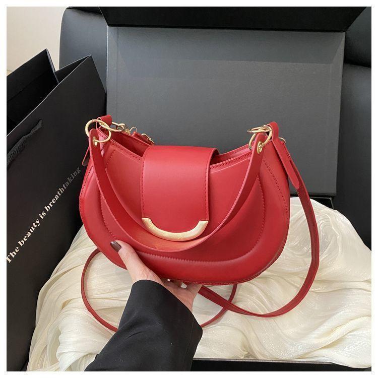Retro fashion simple temperament commuter shoulder bag women's spring and summer texture armpit bag Korean version saddle bag trend