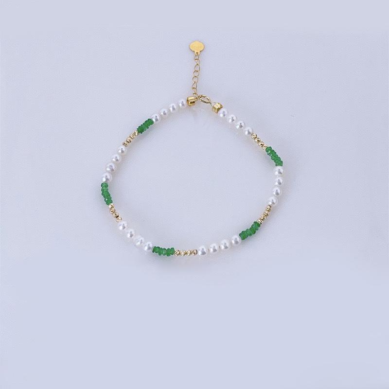 

Регулируемый браслет из желтого золота 18 карат с натуральным пресноводным жемчугом и бусинами из цаворита и золота 16+3cm, Gold Weight 0.34g