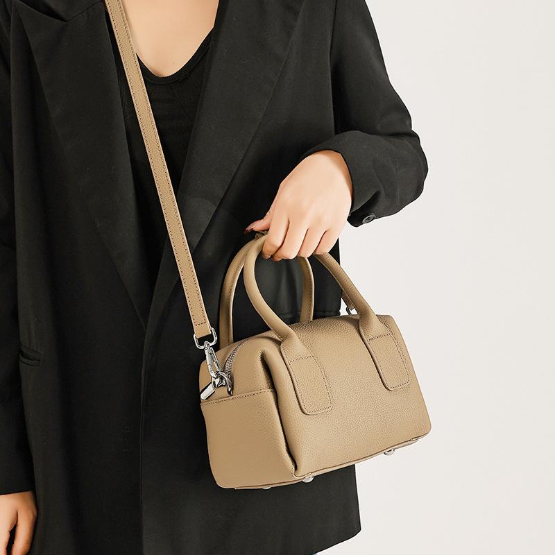 Niche Design Boston Handbag New Fashionable Casual Shoulder Bag Simple and Versatile Commuter Crossbody Bag