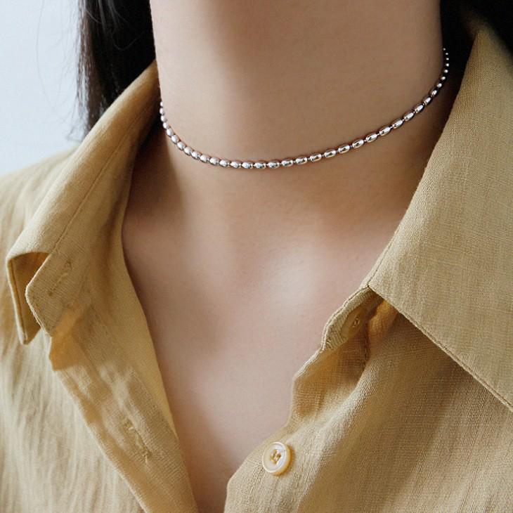 Collier ovale rétro français à perles pour femmes: Chaîne clavicule simple, luxueuse, polyvalente à plusieurs rangs