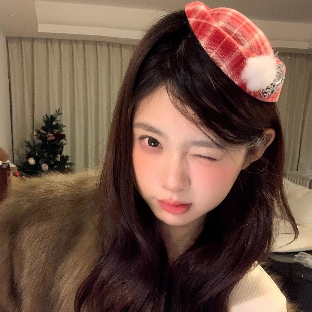 Fashion Snowflake Pompom Lady's Beret Red Plaid Snowflake Hat Lightweight French Style Pearl Chain Beret Photo Cute Accessories