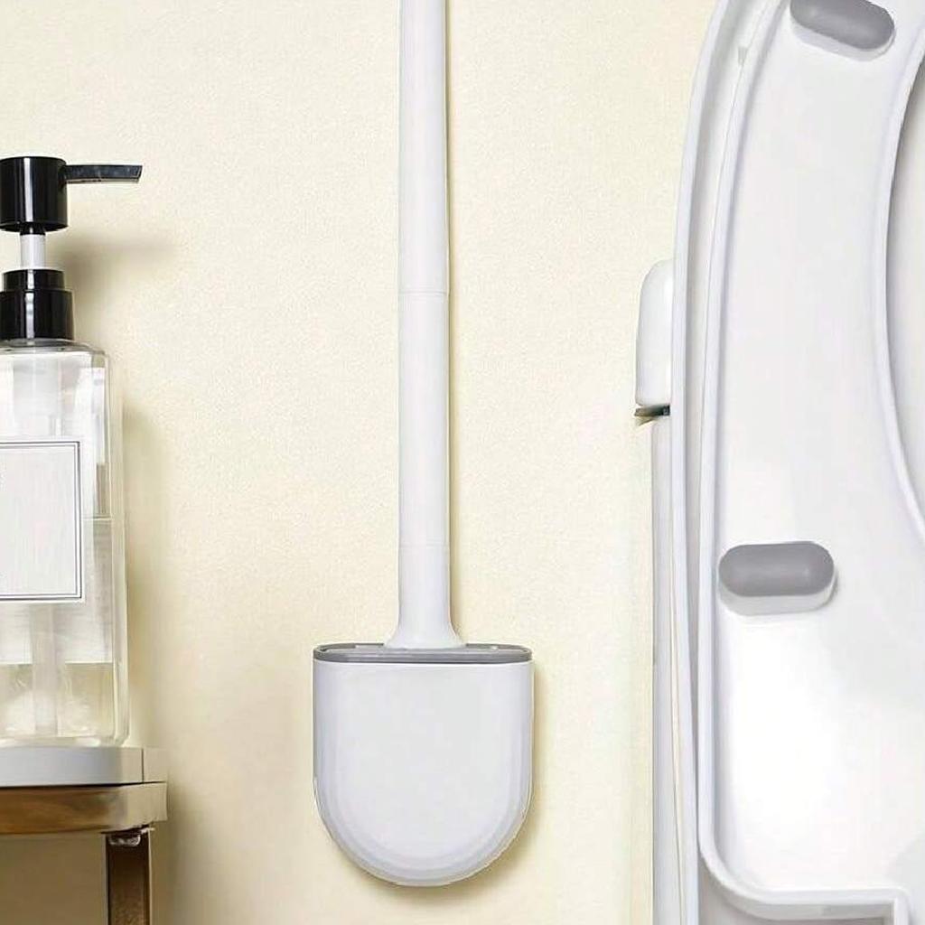 Ett set med toalettborste i silikon, väggmonterad toalettrengörare, kvast, modernt badrumskit och vackra badrumstillbehör