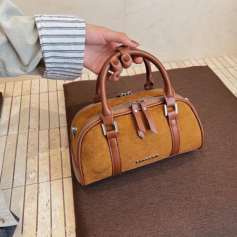 Premium sense niche bag women's autumn and winter 2025 new matte retro messenger bag casual explosion portable pillow bag