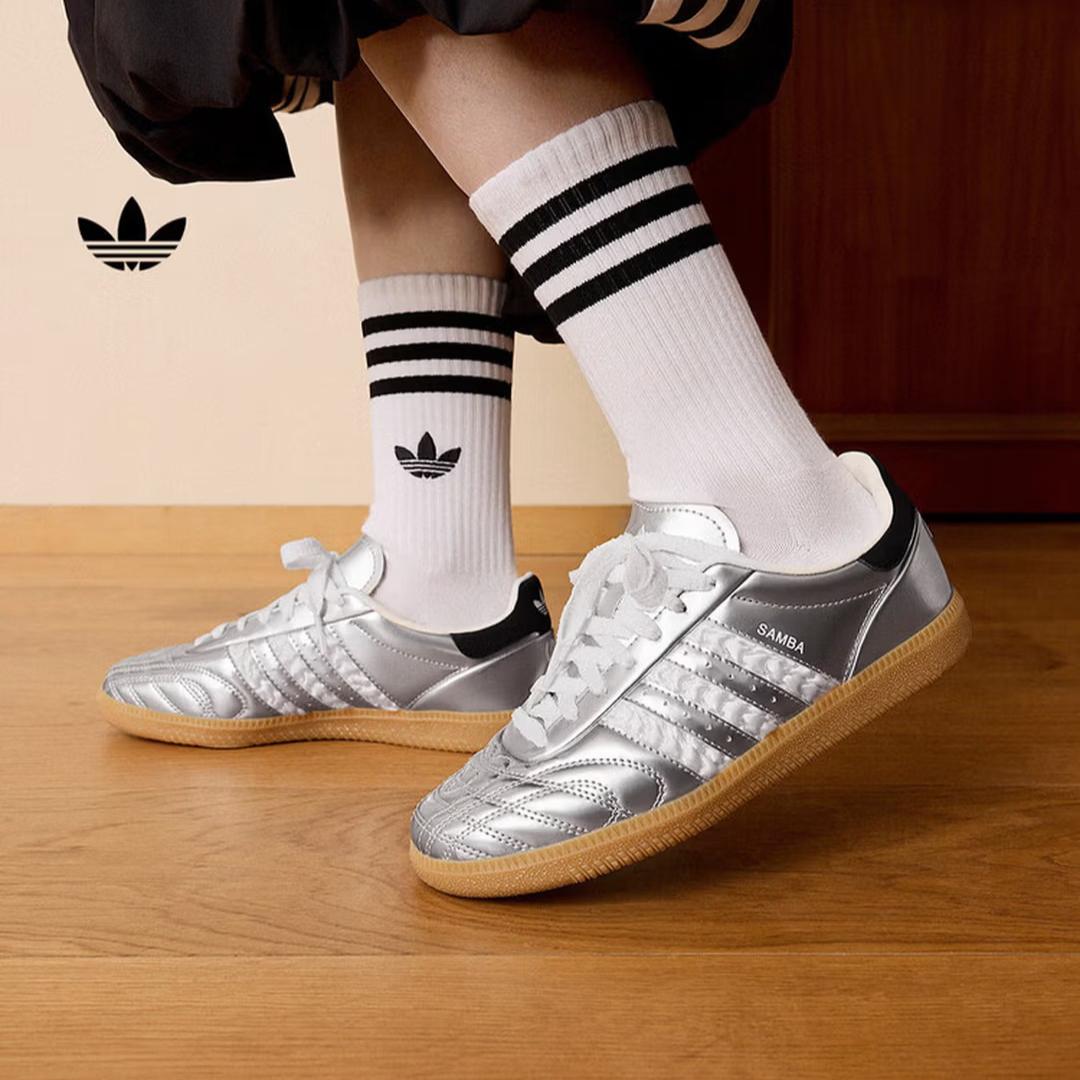 

Универсальные кроссовки Adidas SAMBA JP с яркой вставкой для тренировок - Adidas Tricolor HP7105 35.5 серебряный
