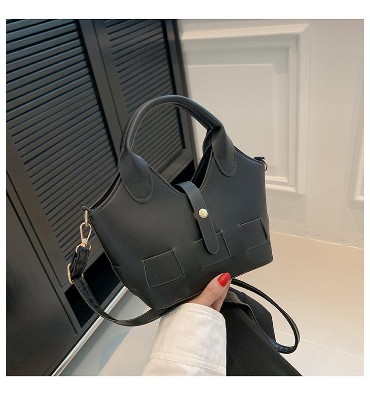 

Handbag women s 2024 new trend fashion pu shopping saddle bag foreign style travel messenger women s bags чорний