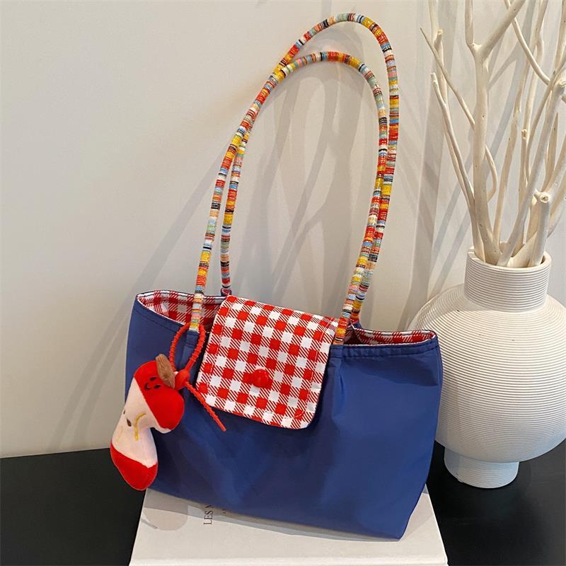 Casual Nylon Plaid Shoulder Bag With Pendant Dopamine Handbag Large Capacity Women Commuter Tote Bag  Trendy Armpit Bags