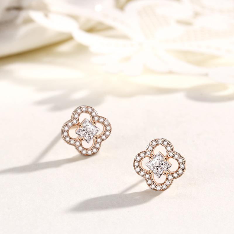 

Серьги-клевер четырехлистный женские корейская версия темперамент простые серьги-гвоздики холодный ветер женская личность универсальные украшения для ушей
