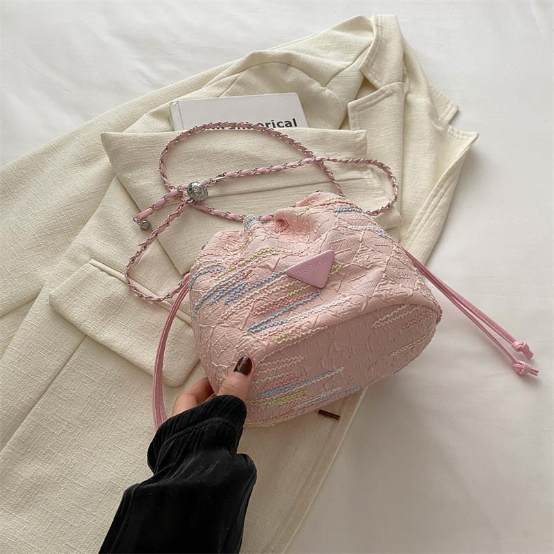 Chic Minimalist Summer Bucket Bag With Durable Canvas For Fashionable Outings