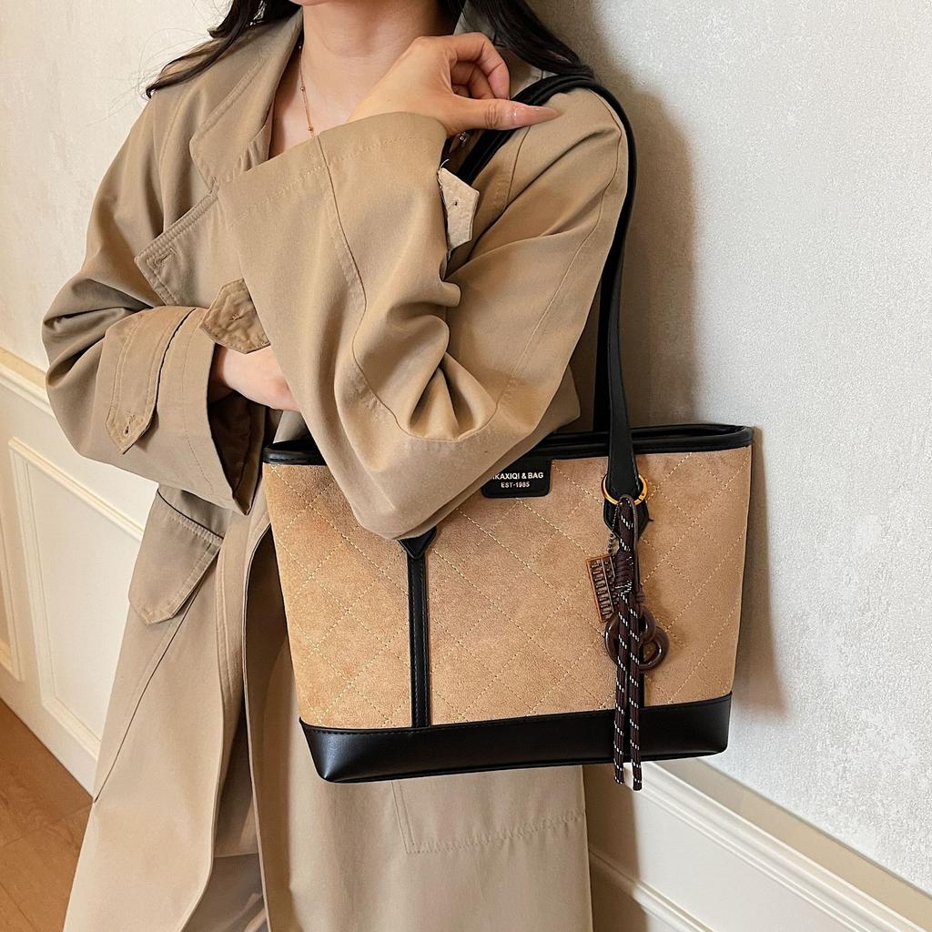 Large capacity matte underarm bag women's 2025 new fashion retro shoulder bag autumn and winter commuter suede tote bag