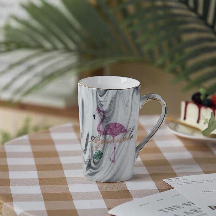 Elegant Marble Pattern Mug with Gold Trim, Spoon Lid, and Custom Logo - Ideal for Coffee or as a Souvenir Gift.