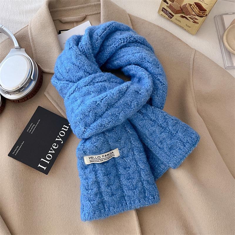 Small twist is a new scarf for women in autumn and winter. It is warm and versatile outside in winter. Solid color knitted neck protection scarf.