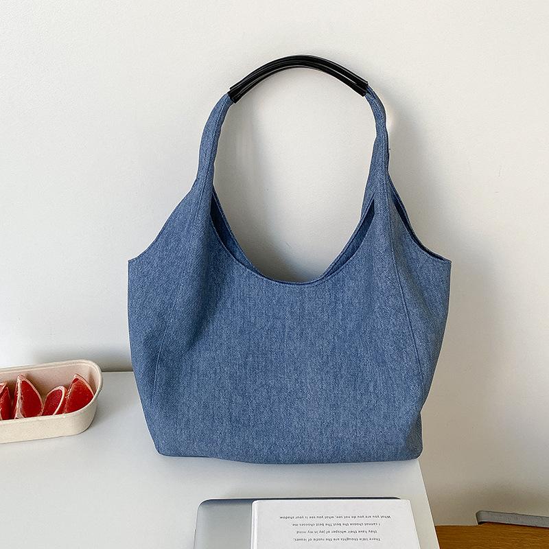 

New Korean Dongdaemun Fashion and Simple One Shoulder Commuter Style Tote Bag Large Capacity Women s Handheld Cowboy Bag темно-синього кольору