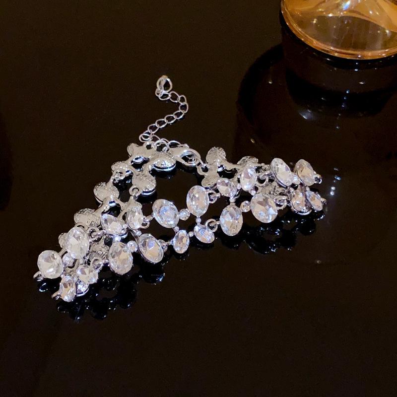 Französisches Armband mit eingelegten Diamanten und runder Schnalle - Retro-Hofstil, Luxuriöses Herbst-/Winterarmband