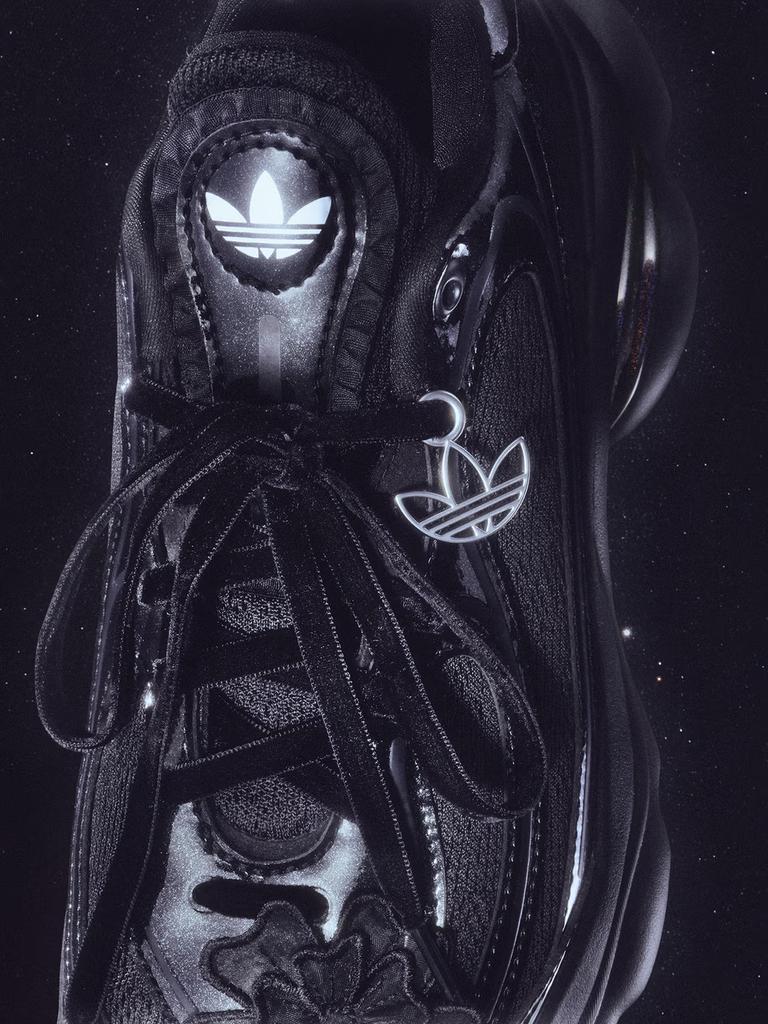 Adidas "Floating Butterfly Shoes" OZVENUZ W Vintage Sport Shoes for Women - Adidas Three-Leaf Design HQ2677