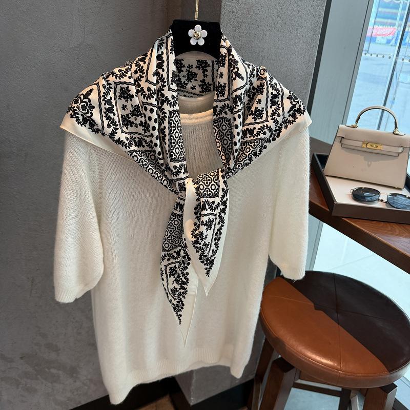 Light Luxury High-End Large Triangular Scarf Retro Flower Window Women'S Soft Twill Silk With Classic Versatile Scarf And Shoulder Silk Scarf