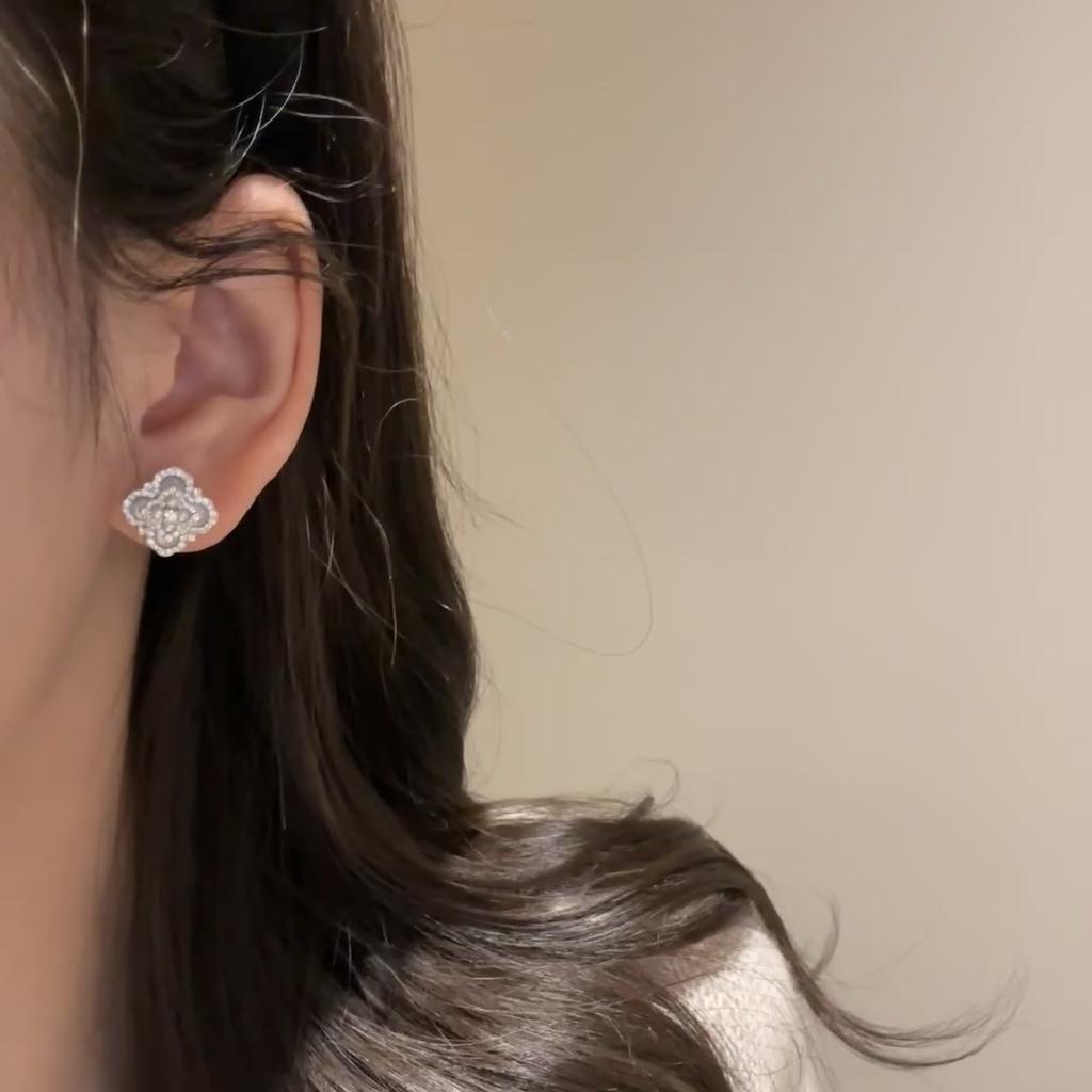 Leichter Luxus Retro Nationaler Trend Weißer Opal Perle Vierblättriges Kleeblatt Halskette Ohrstecker Exquisites Temperament Vielseitiges Set