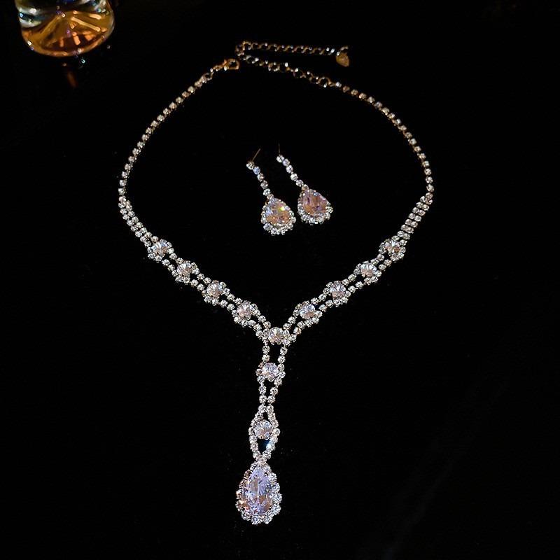 Quadratisches Ohrstecker- und Halsketten-Set mit Diamanten - ein schickes, luxuriöses und hochwertiges zweiteiliges Set mit exquisiter Eleganz
