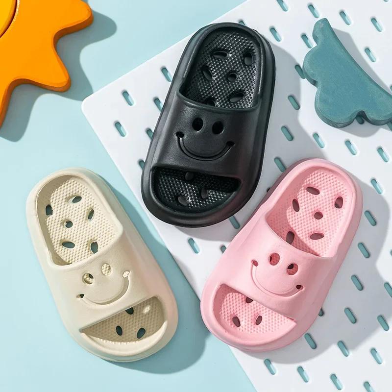 Zapatillas de Baño Infantiles EVA Cara Sonriente Verano Huecas Antideslizantes Interior Exterior para Niños y Niñas de 2 a 14 Años