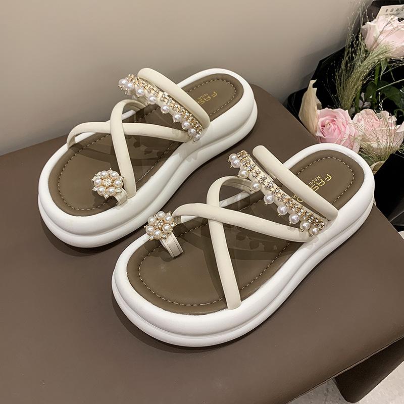 Women's Korean version of cool slippers thick-soled non-slip one-word slippers 2025 summer outer wear lady set toe pearl Roman sandals