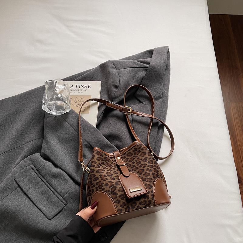 

Корейская версия популярных маленьких сумок, женская простая модная сумка-мессенджер в леопардовый принт, сумка-ведро, новая коллекция осень 2025