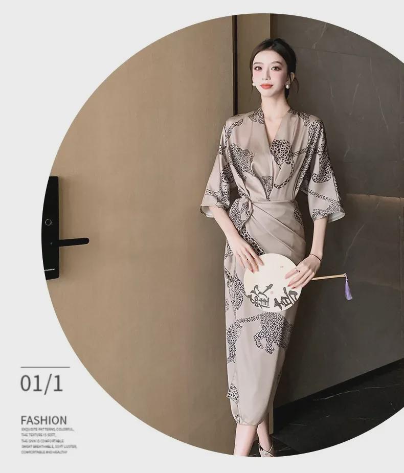 Leopardmönstrad V-ringad Mellanlång Klänning med Halvlång Ärm och Knytskärp i Midjan