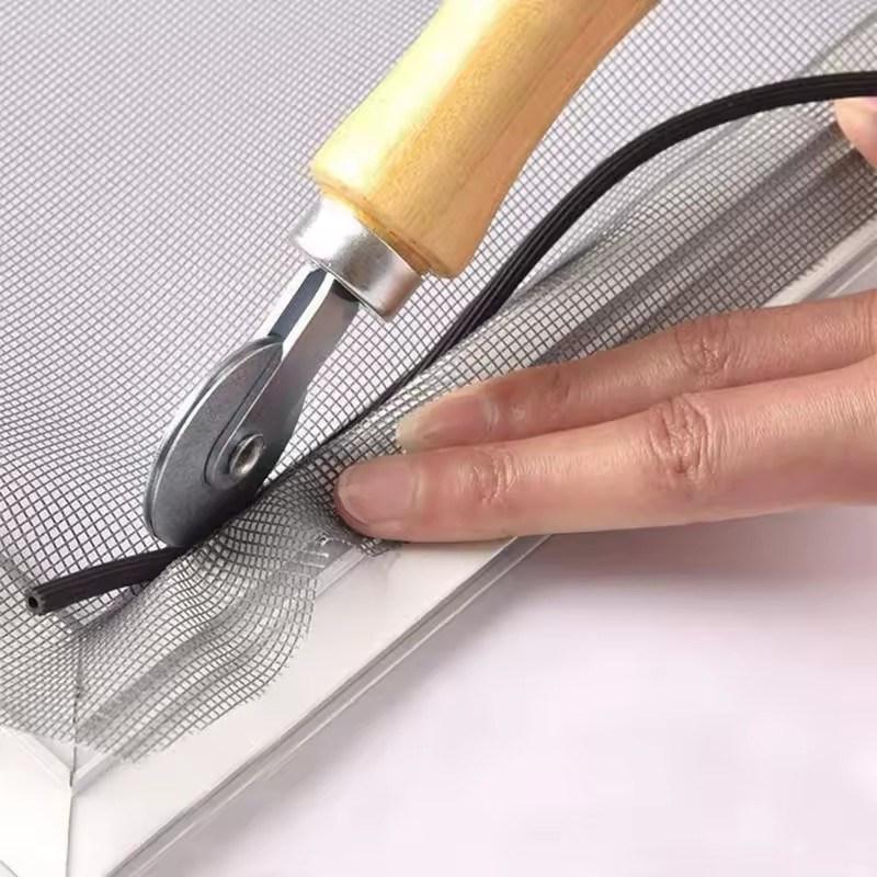 Dřevěná rukojeť a ocelová kolečka Válcovací nástroj pro instalaci dvojitého okna Ruční váleček na lišty Domácí odolné síťové dveře