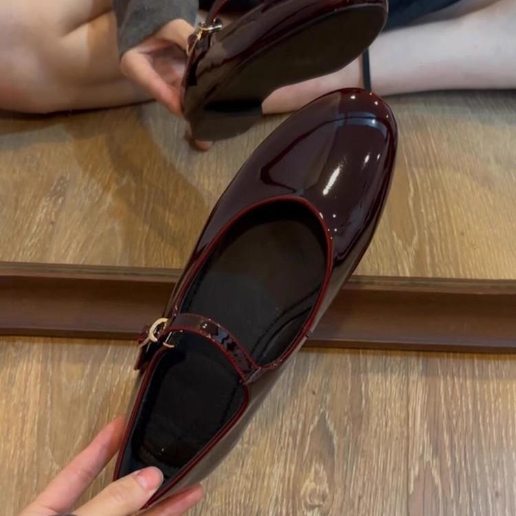 

Точечная модель~ Простые маленькие кожаные туфли женские британский стиль новые туфли Мэри Джейн глянцевые с мелким вырезом круглый носок пряжка одинарная обувь 35