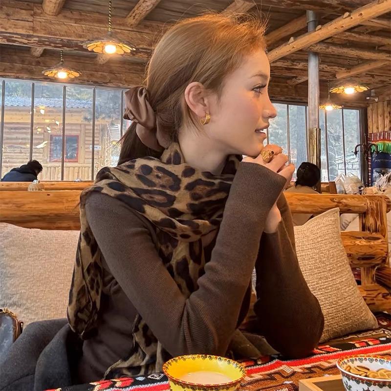 Women Leopard Print Scarf Vintage Harajuku Silk Scarf Spring Fashion Chiffon Wrap Scarf Shawl Classic Casual Sexy Elegant Scarf