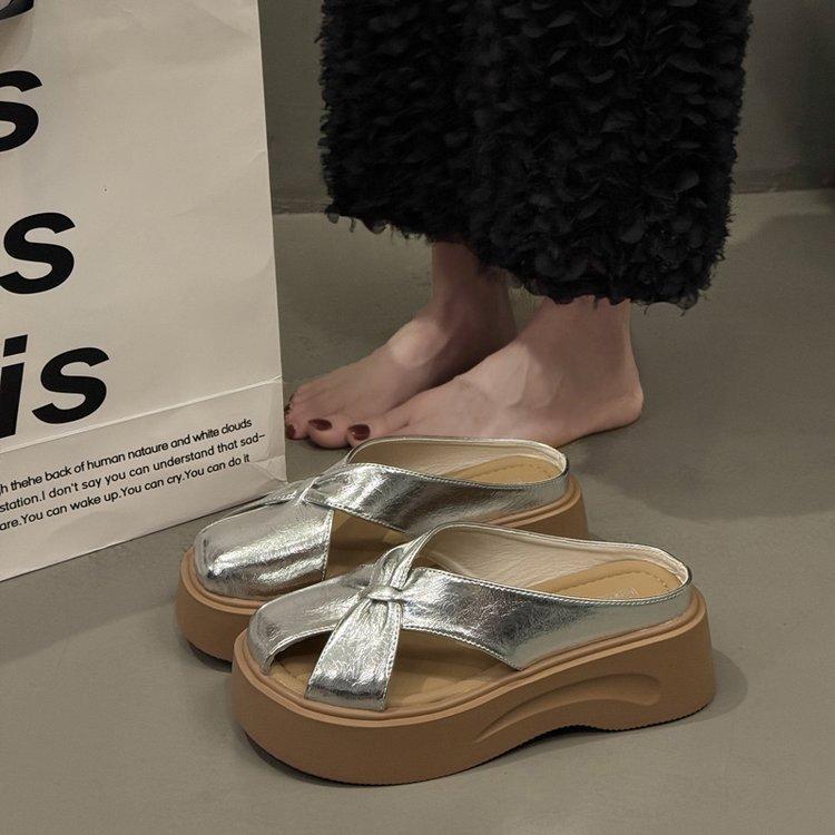 

Thick-soled bag head open-toed half slippers women s 2025 summer new versatile and comfortable one-pedal breathable casual woven shoes 34 серебряный