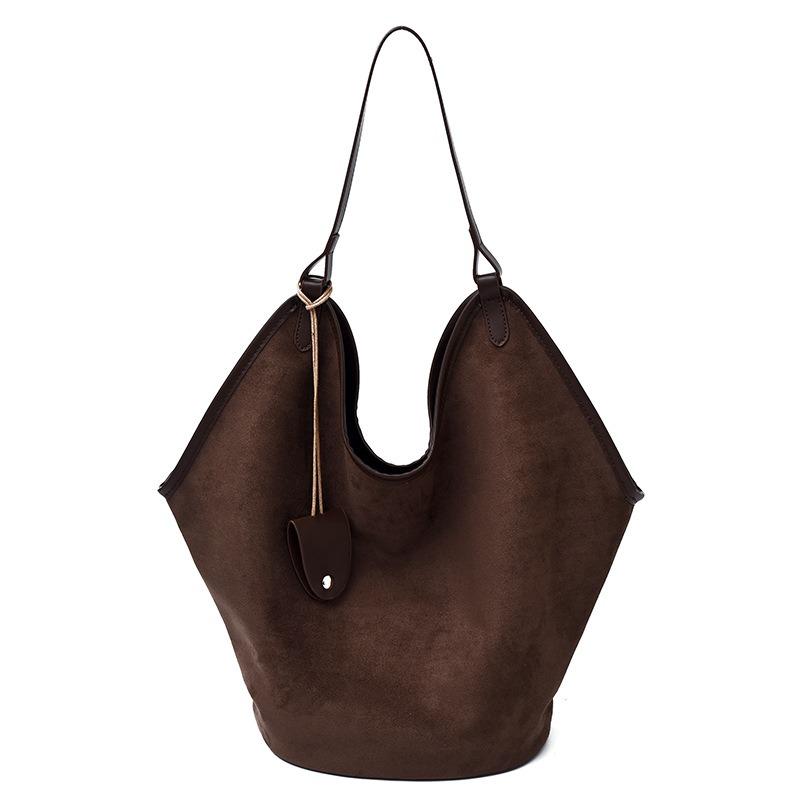 Fashion bucket bag, new large-capacity retro casual commuting shoulder bag, underarm bag, dumpling bag.