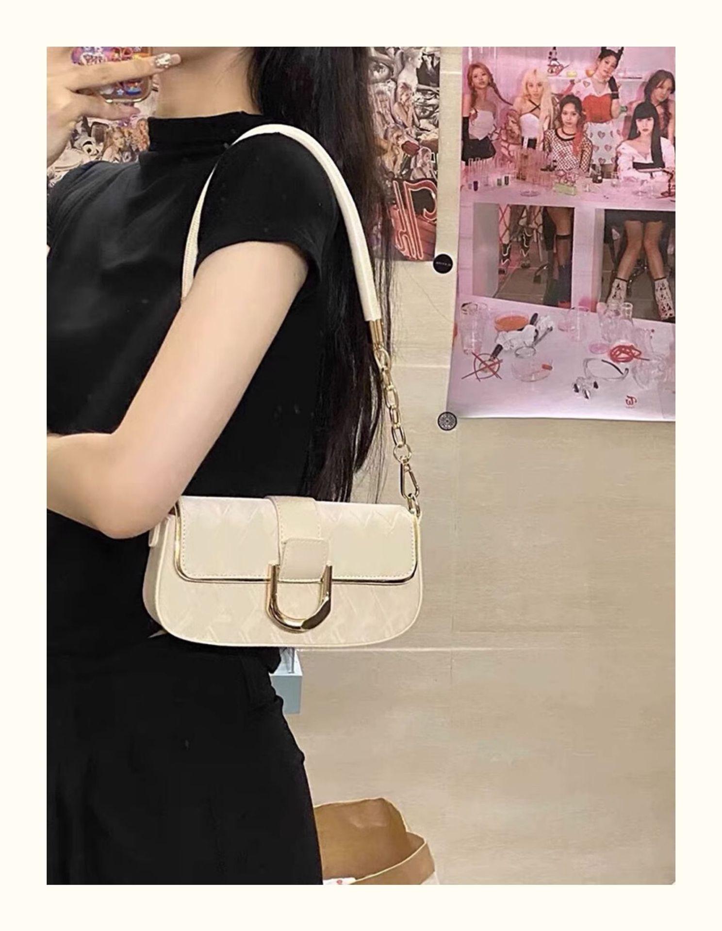 

2024 новая высококачественная простая темпераментная маленькая квадратная сумка на одно плечо сумка-мессенджер модная универсальная сумка подмышкой для женщин старшего возраста белый