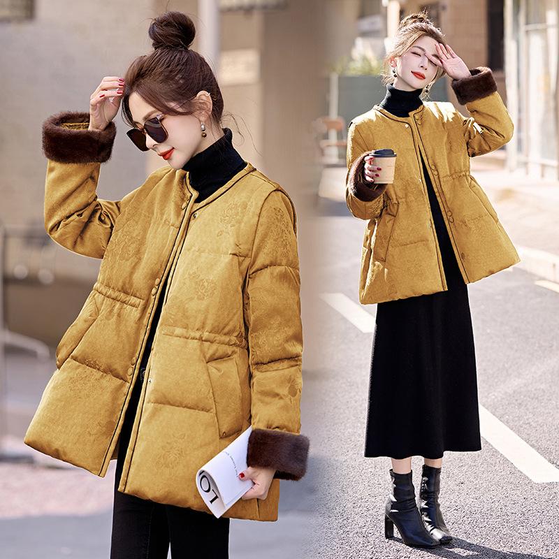 

Зимняя женская куртка из пуха белой утки 2024 года в китайском стиле с круглым вырезом, модная верхняя одежда YH88856 L (120-130 jin) жёлтый