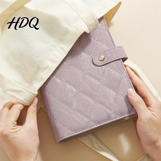 Weiche gesteppte Schmuckaufbewahrungsbox Buch-Set PU-Leder Reise-Organizer mit 5 herausnehmbaren Samtseiten für Ohrringe und Ringe Beutel für Halsketten