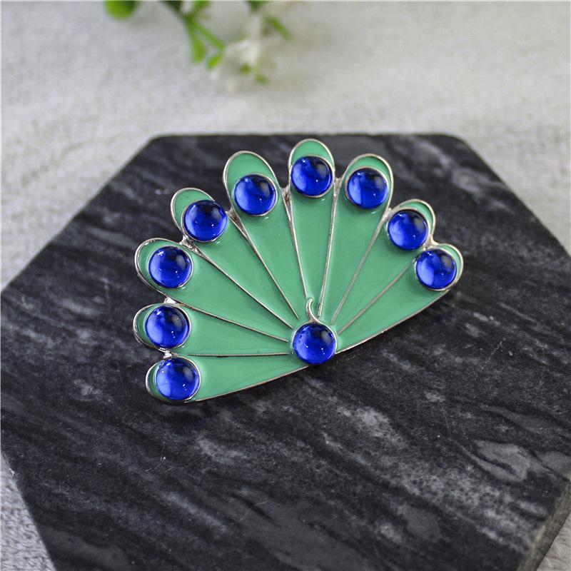 Hot 1Pc Crystal Diamond Peacock Animal Pin Anime Creative Fantail Brooch Role Play Props Men And Women Backpack Jewelry Gift