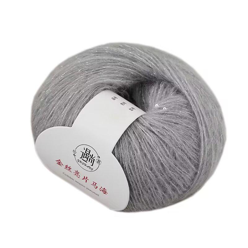 Goldfarbiges Pailletten-Mohair-Garn zum Selbermachen: Perfekt für das Handstricken von Schals, Stolen und Pullovern. Feine Flauschtextur.